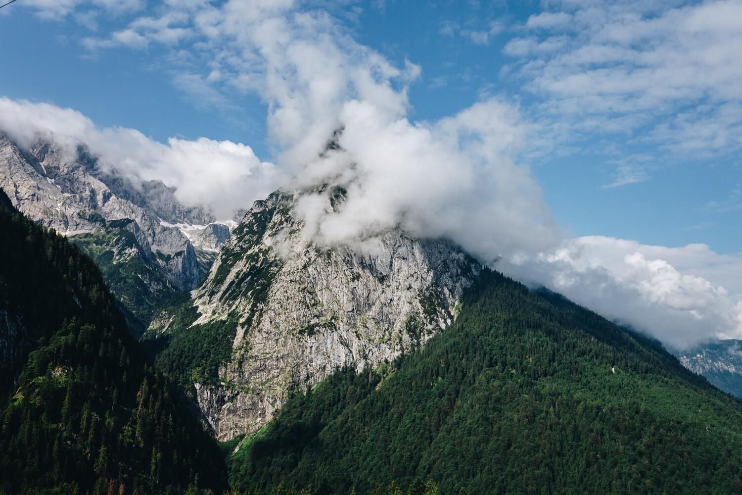 Un paysage montagneux caractérisé par des falaises rocheuses et une forêt dense.