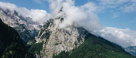 Un paysage montagneux caractérisé par des falaises rocheuses et une forêt dense.