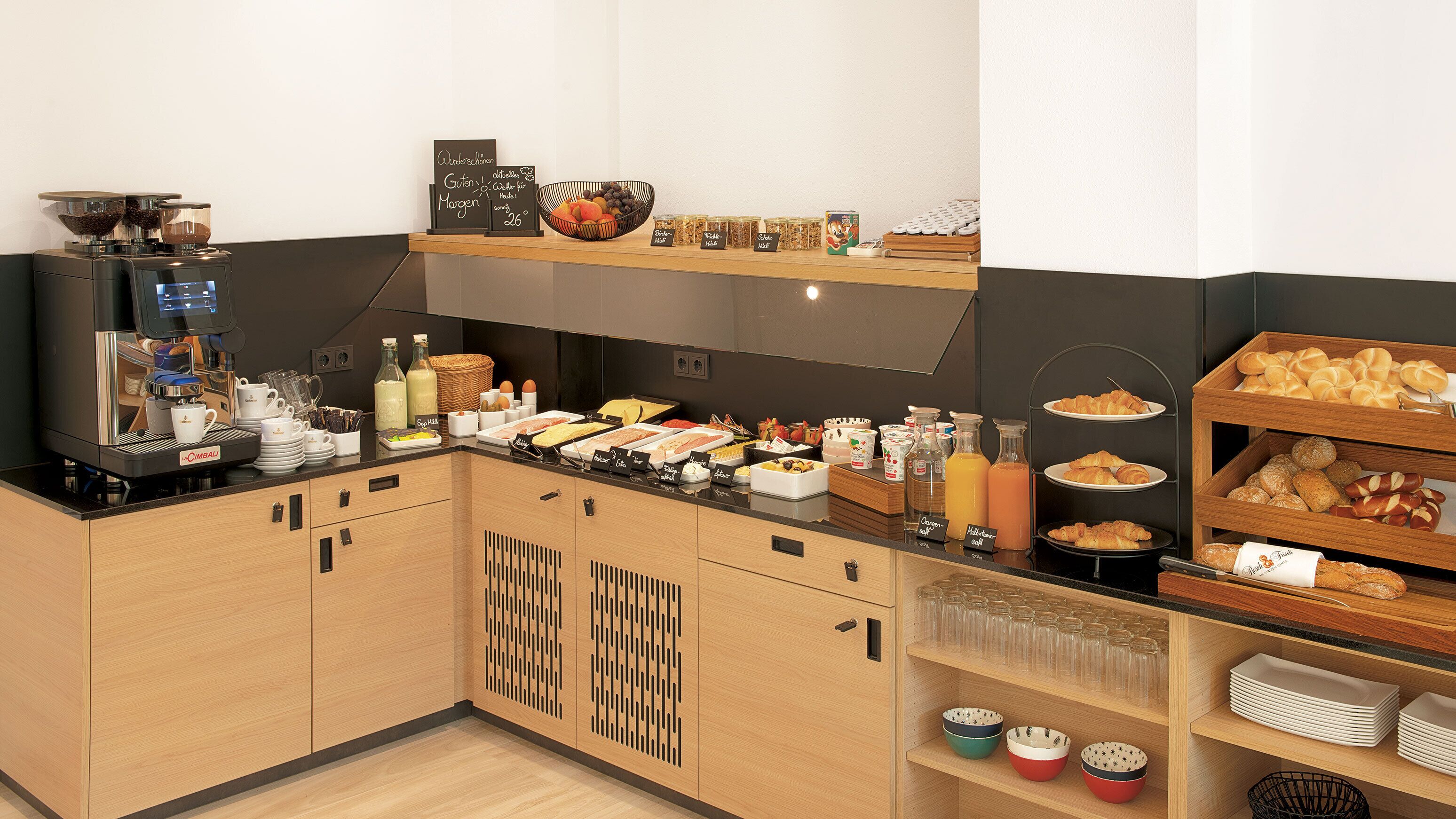 Un buffet de petit-déjeuner proposant une variété d’aliments et une machine à café.