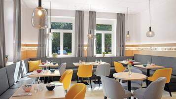 Café da manhã com buffet todos os dias (EUR 12.99 por pessoa)