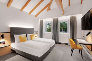 Een bureau, een laptopwerkplek, gratis wifi, beddengoed