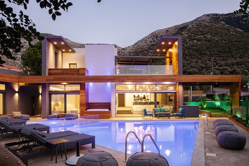 Sauna, heated pool, kids pool, close to the beach & shops!