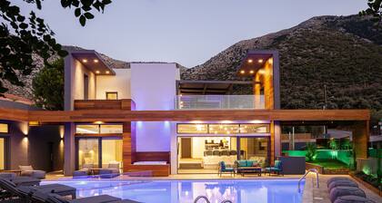 Sauna, heated pool, kids pool, close to the beach & shops!