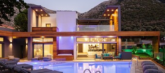 Sauna, heated pool, kids pool, close to the beach & shops!