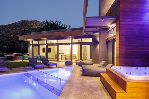 Sauna, heated pool, kids pool, close to the beach & shops!