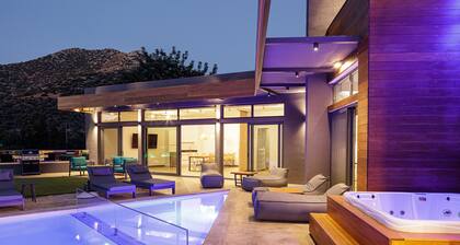 Sauna, heated pool, kids pool, close to the beach & shops!