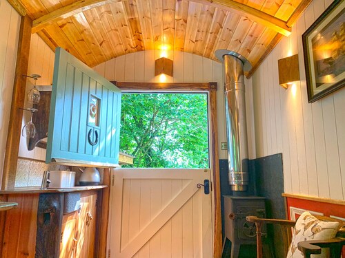 Cosy Shepherd's Hut with Secret Garden in rural Herefordshire