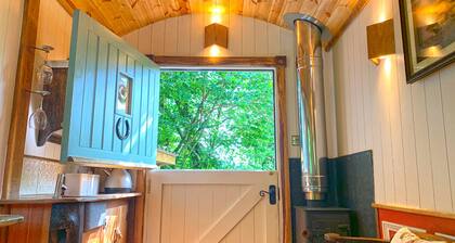 Cosy Shepherd's Hut with Secret Garden in rural Herefordshire