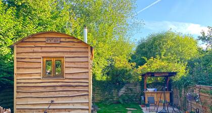 Cosy Shepherd's Hut with Secret Garden in rural Herefordshire