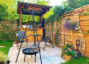 Terrace/patio - Cosy Shepherd's Hut with Secret Garden in rural Herefordshire (Hereford)
