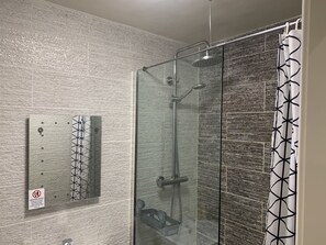 Shower, hair dryer, towels - Stylish and Immaculate 2-bed Apartment in Leigh (Leigh)