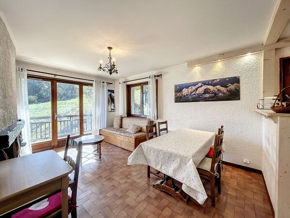 TV, fireplace - Charming 3-Room Apartment at Combloux Ski Slopes and Scenic Countryside (Combloux)
