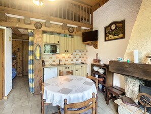 Fridge, oven, stovetop, coffee/tea maker