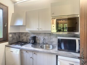 Kühlschrank, Mikrowelle, Ofen, Herdplatte