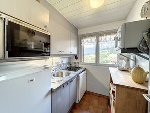 Fridge, microwave, oven, stovetop - Cozy apartment in Combloux with parking and fireplace (Combloux)