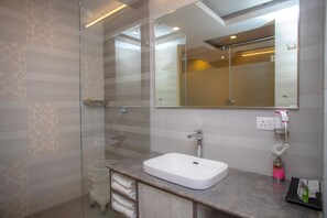 Chambre Supérieure | Salle de bain | Douche, douche hydromassante, sèche-cheveux, serviettes fournies