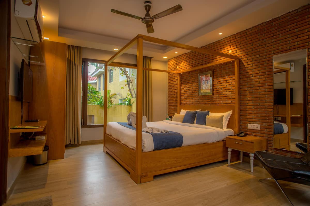 Superior Room | Premium bedding, blackout drapes, iron/ironing board, rollaway beds