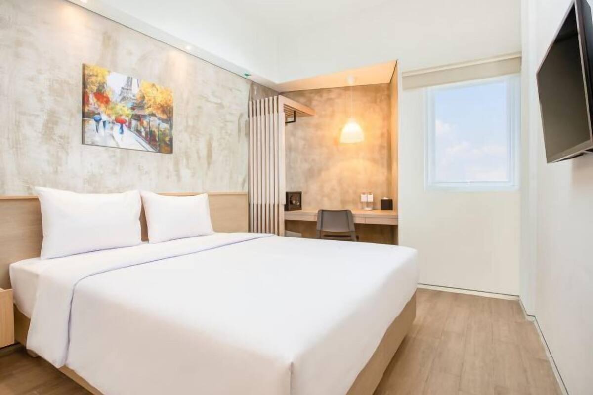 Schreibtisch, schallisolierte Zimmer, Bügeleisen/Bügelbrett