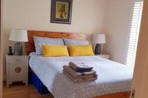 Apartment | 2 bedrooms, iron/ironing board, free WiFi, bed sheets - 2-bed, Sleeps 4, Garden (London)