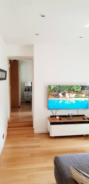 Apartment | Living area - 2-bed, Sleeps 4, Garden (London)