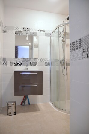 Dusche, Haartrockner, Handtücher, Seife