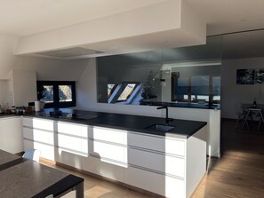 Kjøleskap, mikrobølgeovn, ovn og kokeplater