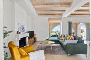 Smart TV, fireplace, DVD player - Villa Helios, luxury holiday home, private pool, peaceful rural environment (Xirosterni, Crete)