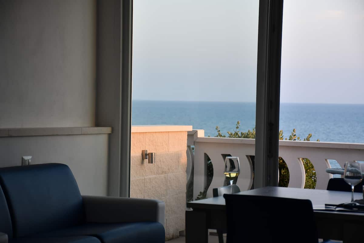 Comfort studio suite, 1 kingsize bed met slaapbank, uitzicht op zee | 1 slaapkamer, een minibar, een laptopwerkplek, verduisterende gordijnen