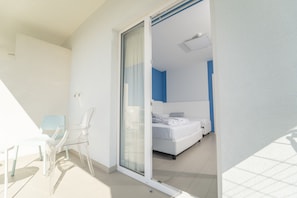 Kamar Double Deluks, balkon | Minibar, ruang kerja ramah laptop, tirai kedap cahaya, dan kedap suara