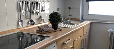 Four, plaque de cuisson, cafetière/bouilloire, bouilloire électrique