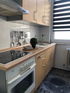 Oven, stovetop, coffee/tea maker, electric kettle