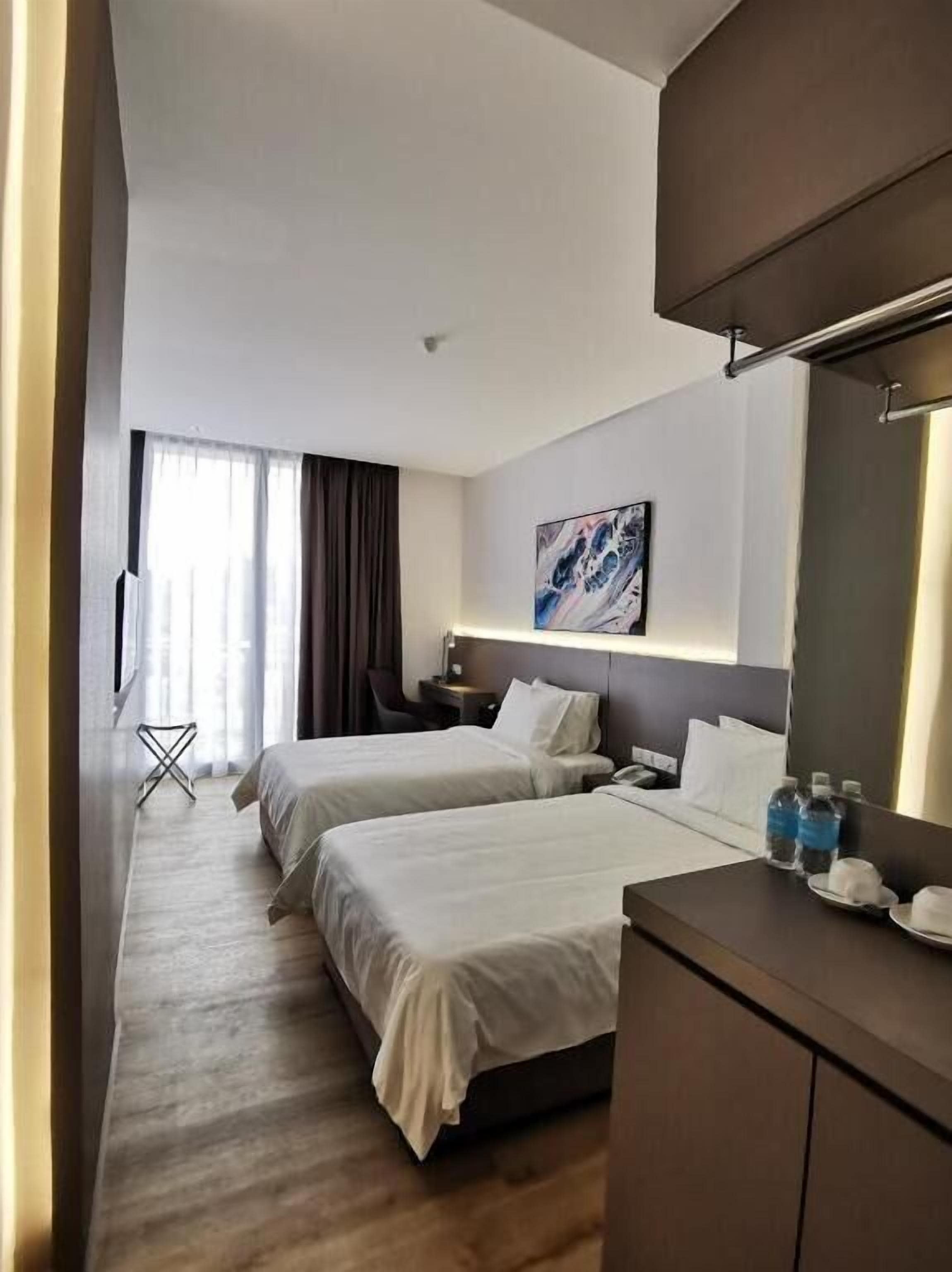 슈피리어 트윈룸 | 저자극성 침구, 각각 다른 스타일의 인테리어, 각각 다르게 가구 비치, 책상