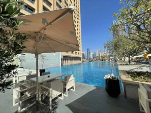 Outdoor pool - Fashion Avenue Dubai Mall Luxury Residences (Dubai)