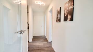 Refugium 4 | Ruang tamu | 50 inci televisyen skrin rata dengan kabel, TV, pendiangan