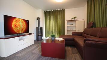 Refugium 4 | Ruang tamu | 50 inci televisyen skrin rata dengan kabel, TV, pendiangan