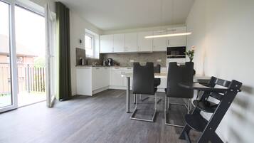 Refugium 4 | Makan dalam bilik