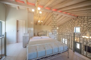 1 slaapkamer, een kluis op de kamer, een strijkplank/strijkijzer, wifi