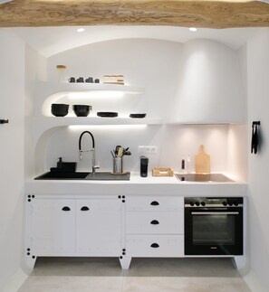 Kühlschrank, Ofen, Herdplatte, Wasserkocher mit Kaffee-/Teezubehör