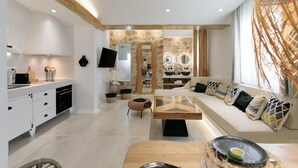 Una cocina moderna con armarios blancos, encimera de madera y horno integrado.