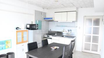 Kjøleskap, mikrobølgeovn, kokeplater og kjøkkenutstyr