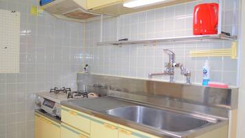 Fridge, microwave, stovetop, cookware/dishes/utensils