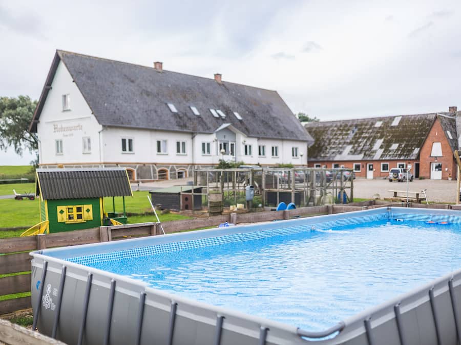 Kauden mukainen ulkouima-allas