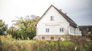 Een groot, wit gebouw met de naam 'Hohenwarte' en het jaar '1878' op de gevel.