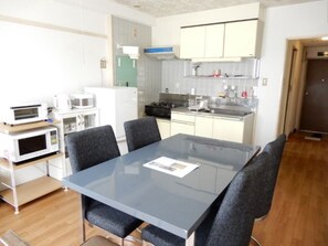 冷蔵庫、電子レンジ、コンロ、調理器具と食器