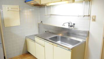 Fridge, microwave, stovetop, cookware/dishes/utensils