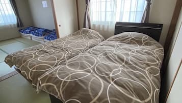 3 bedrooms, desk, free WiFi, bed sheets