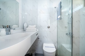 Bathtub, towels, shampoo