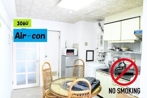 Kühlschrank, Mikrowelle, Herdplatte, Kochgeschirr/Geschirr/Besteck