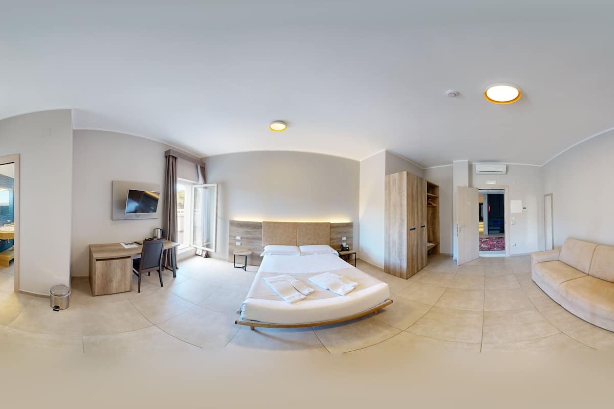 superior double or twin room | 1 bedroom, minibar, desk, laptop workspace