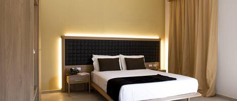 Habitación superior con 1 cama doble o 2 individuales | Minibar, escritorio, espacio para trabajar con un portátil